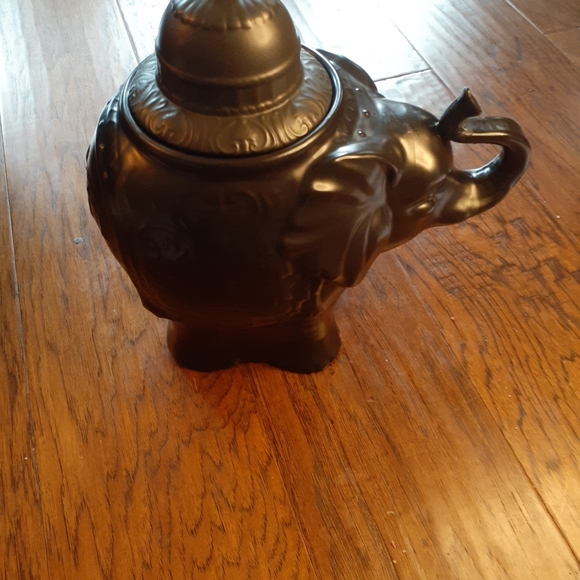 GORGEOUS NWT Z-Gallerie 13" Trunk-Up Lucky Elephant Black Ceramic Urn Vase. - Picture 7 of 10